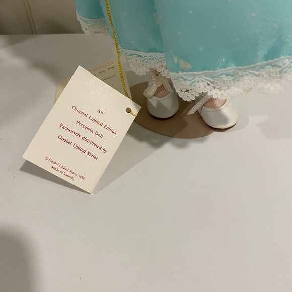 Victoria Ashlea Originals Collector Porcelain Doll Susan on Display Stand - Picture 5 of 5